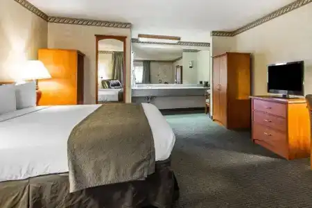 Quality Inn & Suites - 37
