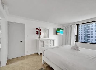 The Alexander All Suites - 601