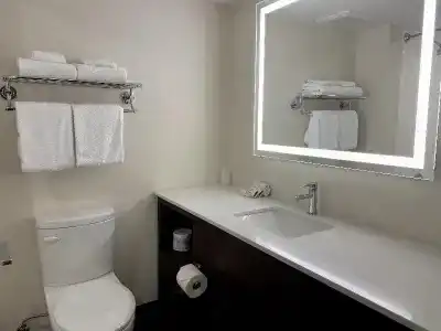 Elk Lake Inn & Suites - 64