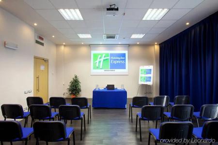 Holiday Inn Express, An Ihg - 8