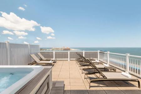 Holiday Inn & Suites, An Ihg - 224