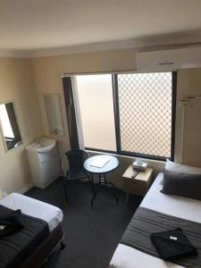 Kingsford Riverside Inn - 11