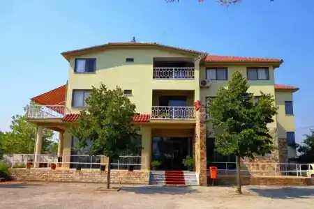 Viktoria Tirana - 13