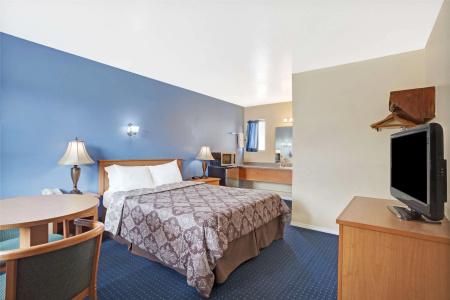 Days Inn by Wyndham North of Downtown - 5