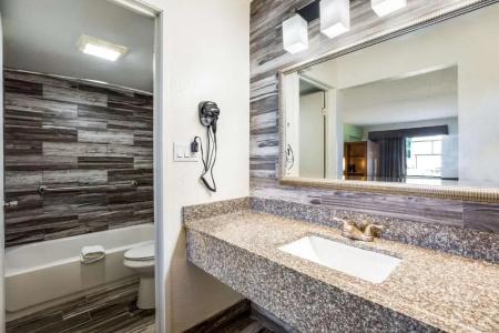 Quality Inn & Suites Downtown - 15