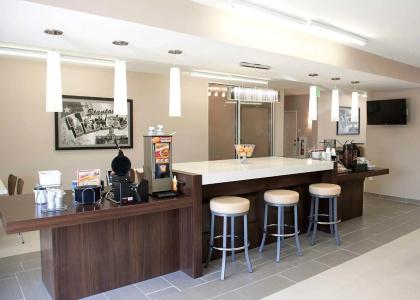 Super 8 by Wyndham Stanton - 10