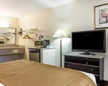 Quality Inn & Suites Coliseum - 24