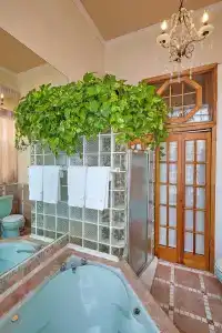 The International Cozy Inn - 8