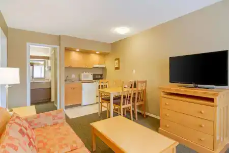 Econo Inn & Suites - - 3