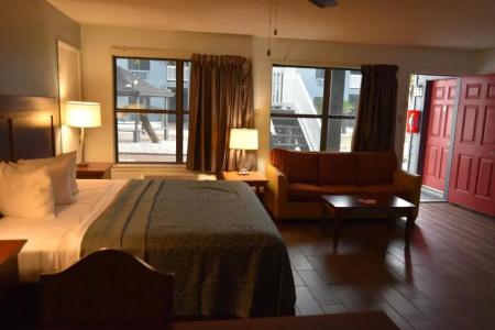 Econo Inn & Suites - 70