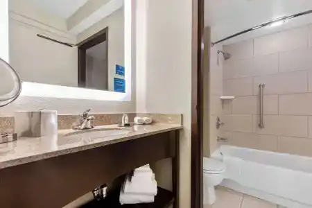 DoubleTree by Hilton - The Yarrow - 49