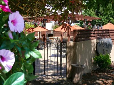 Rogue Regency Inn & Suites - 23