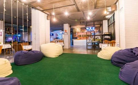 18 Coins Cafe & Hostel - 18