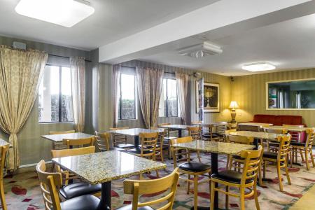 Quality Inn Airport - 12