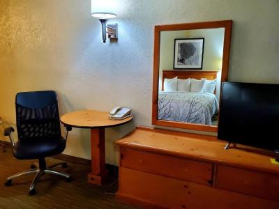 Days Inn and Suites by Wyndham Downtown-University - 26