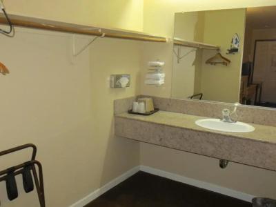 Executive Inn & Suites - 24
