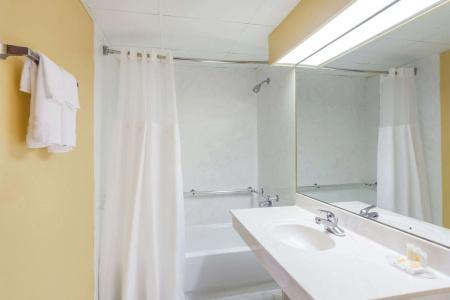 Days Inn by Wyndham Nashville Saint Thomas West Hospital - 7