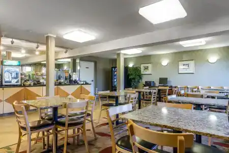 Quality Inn Airport - 13