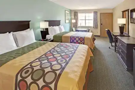Super 8 by Wyndham Dallas East - 4