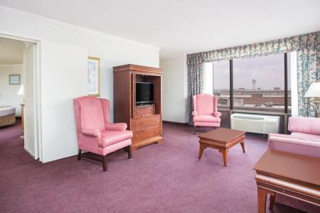 Ramada by Wyndham Downtown & Conference Center - 26
