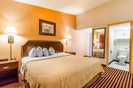 Econo Inn and Suites - 4