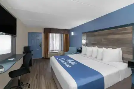 Days Inn by Wyndham North - 20