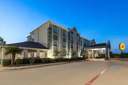 Super 8 by Wyndham San Antonio/Alamodome Area - 5