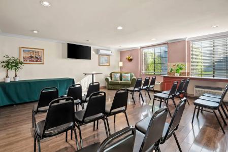 Howard Johnson by Wyndham - 11