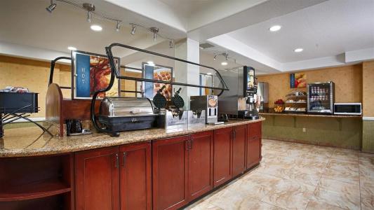 Best Western Plus Raffles Inn & Suites - 25