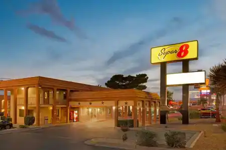 Super 8 by Wyndham Airport - 12