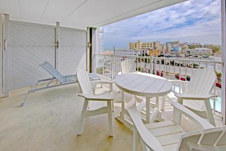 Commander & Suites - 85