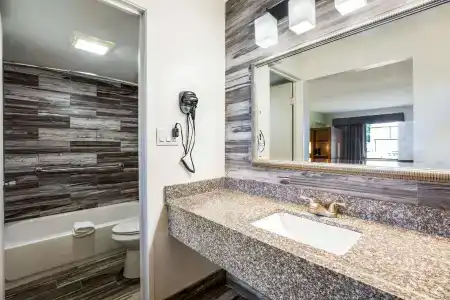 Quality Inn & Suites Downtown - 19