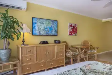 Tropical Studios At Marine Surf Waikiki - Free Parking - Best Location - Full Kitchen - Swimming Pool - 82