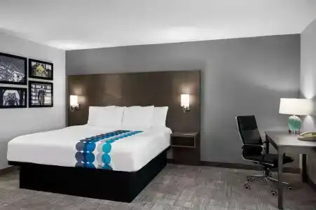 La Quinta Inn by Wyndham Indianapolis Airport Executive Dr - 2