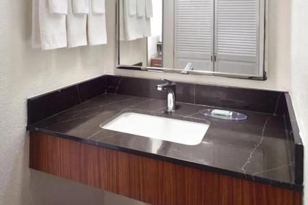 Courtyard by Marriott Broadway - 32