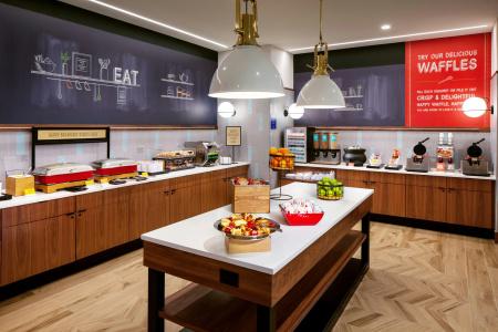 Hampton Inn Boston Seaport District - 10