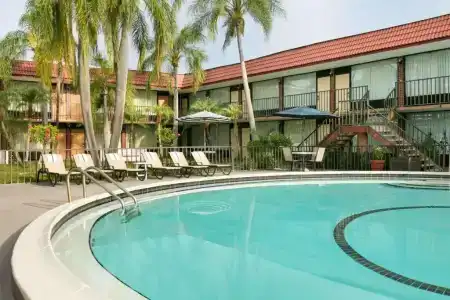 Days Inn by Wyndham/Central - 20