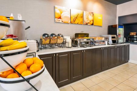 Comfort & Suites - 10