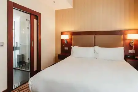 DoubleTree by Hilton Bratislava - 59
