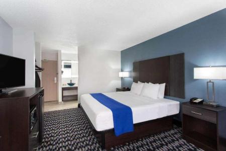 Baymont by Wyndham Charlotte University - 15