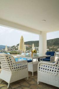 Boutique Marquis Blue - 32