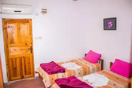 Gul Pension - 18