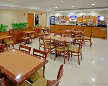 Holiday Inn Express Maspeth, An Ihg - 12