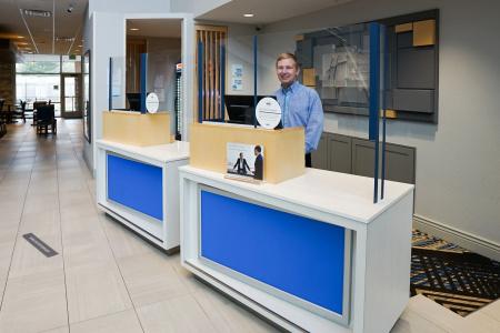 Holiday Inn Express & Suites - Aurora Medical Campus, An Ihg - 3