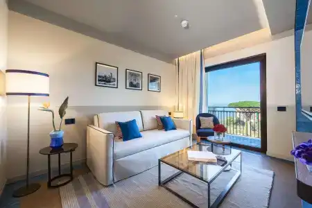 Carlton International - 4