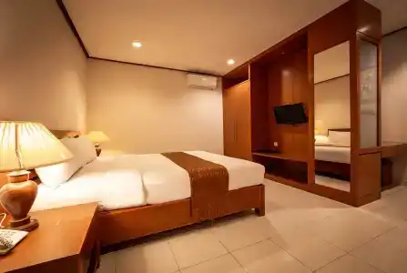 Yulia Beach Inn Kuta - 28