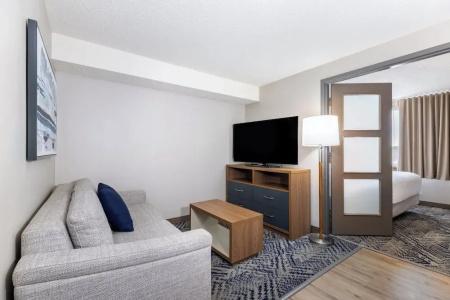 Holiday Inn & Suites, an IHG - 23