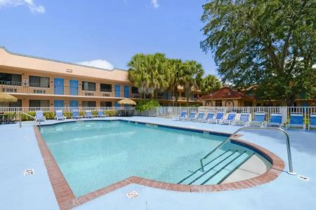 TraveSuites by Wyndham East Gate Orange - 25