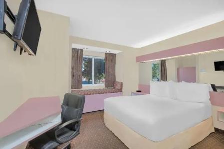 Erie Inn and Suites - 28