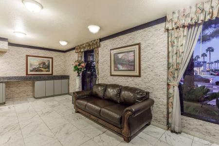 Days Inn by Wyndham Anaheim West - 1